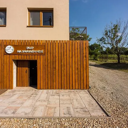 Sklep Na Spravnem Miste - Degustace, Ubytovani A Wellness Brod nad Dyji Exterior photo